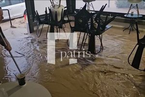 Ιεράπετρα: Με σκούπες και φαράσια απομακρύνουν τα νερά από τα πλημμυρισμένα σπίτια και μαγαζιά – Μεταφορά 47 ατόμων σε ασφαλή σημεία(vid)