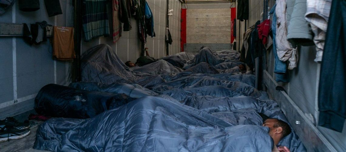Σε καρότσες φορτηγών διανυκτέρευσαν οι 600 μετανάστες στην Ιεράπετρα