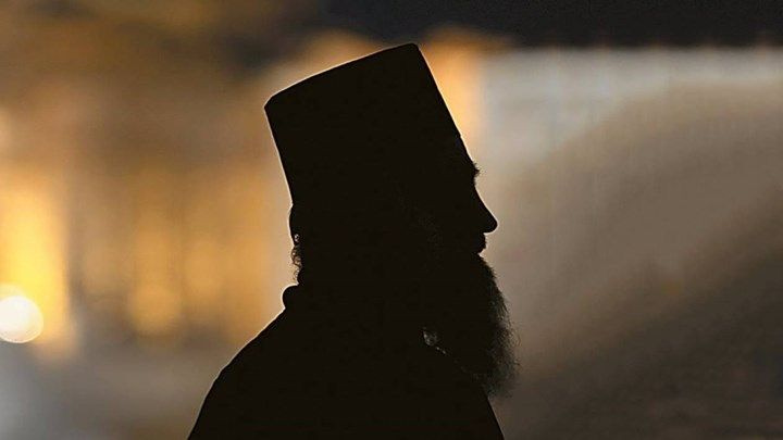 Από τον άμβωνα κατέληξε στα κρατητήρια για revenge porn 68χρονος ιερέας – Είχε κάνει “κόλαση” τη ζωή 43χρονης