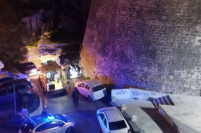 Σε κρίσιμη κατάσταση ο 67χρονος που έπεσε από το τείχος στο άγαλμα του Ελευθερίου Βενιζέλου
