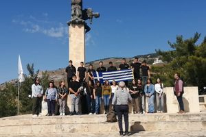 Συγκίνησαν οι μαθητές του Τζερμιάδου στη Βιάννο – Τραγούδησαν τον Εθνικό Ύμνο στο Ηρώο του Αμιρά