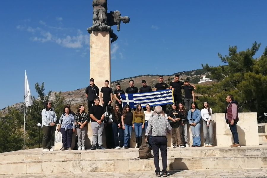 Συγκίνησαν οι μαθητές του Τζερμιάδου στη Βιάννο – Τραγούδησαν τον Εθνικό Ύμνο στο Ηρώο του Αμιρά