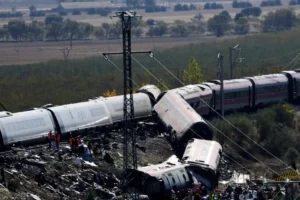 Σύγκρουση τρένων στην Ισπανία: 64 νεκροί και 80 τραυματίες – «Είδα νεκρούς ανθρώπους», ψάχνουν επιζώντες στα συντρίμμια