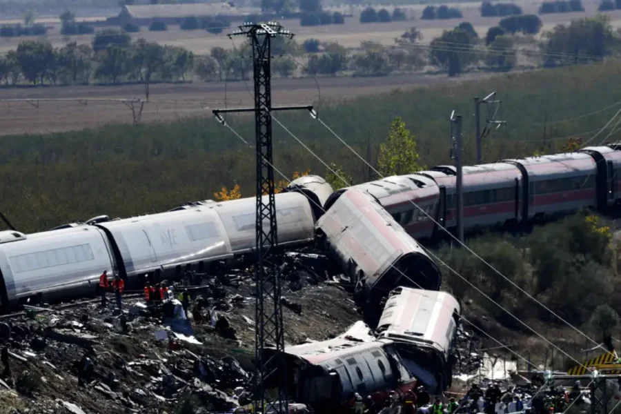 Σύγκρουση τρένων στην Ισπανία: 64 νεκροί και 80 τραυματίες – «Είδα νεκρούς ανθρώπους», ψάχνουν επιζώντες στα συντρίμμια