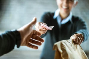 Πληρωμή με μετρητά στα κούριερ: Εξαιρούνται οι παραγγελίες φαγητού από σούπερ μάρκετ, efood και wolt