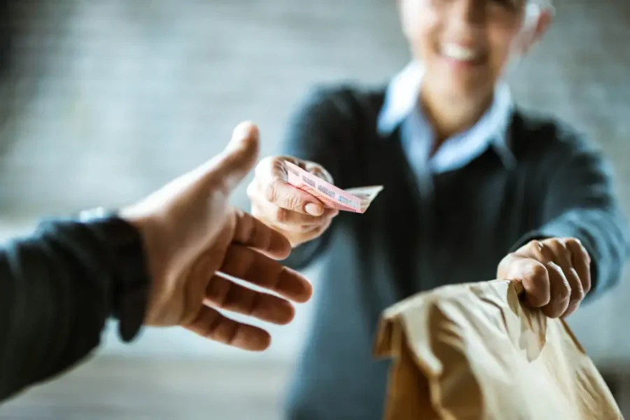 Πληρωμή με μετρητά στα κούριερ: Εξαιρούνται οι παραγγελίες φαγητού από σούπερ μάρκετ, efood και wolt
