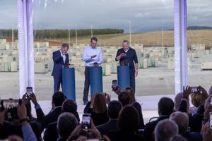 Όμιλος Καράτζη – METLEN: Εγκαινιάστηκε στη Θεσσαλία η μεγαλύτερη αυτόνομη μονάδα αποθήκευσης ενέργειας στην Ελλάδα (pics & vid)
