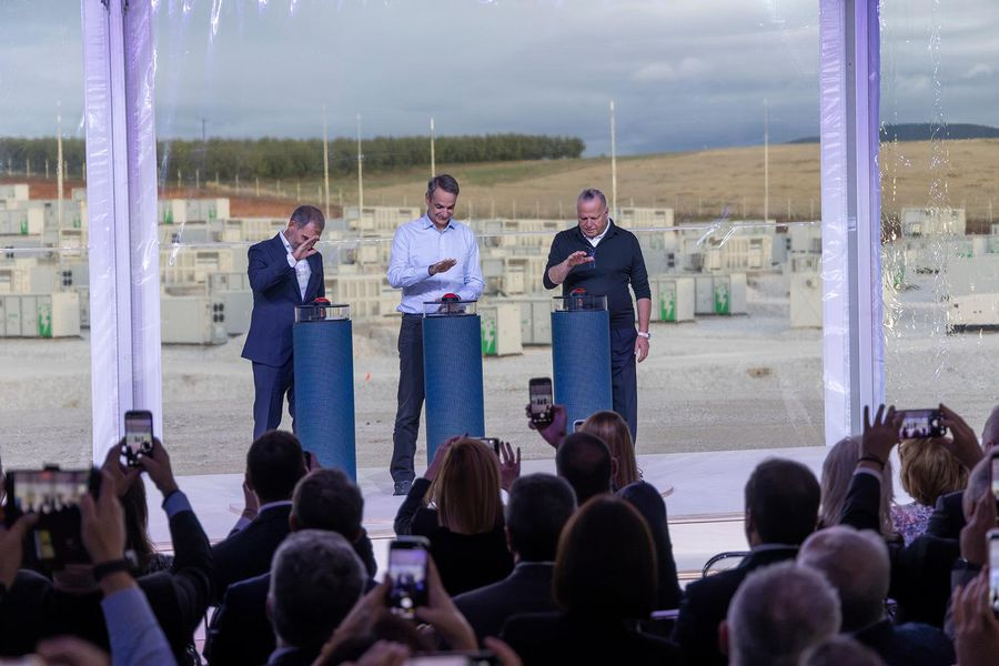 Όμιλος Καράτζη – METLEN: Εγκαινιάστηκε στη Θεσσαλία η μεγαλύτερη αυτόνομη μονάδα αποθήκευσης ενέργειας στην Ελλάδα (pics & vid)