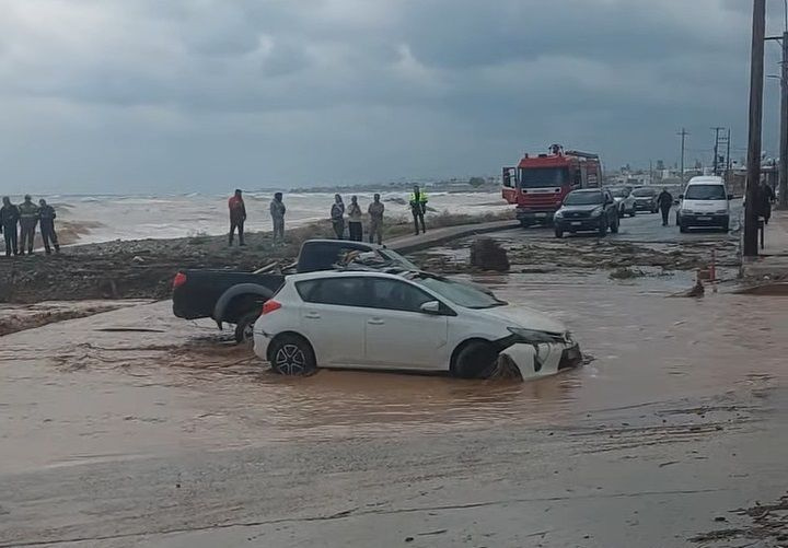 Μεγάλες καταστροφές στις Γούβες – Δρόμοι μετατράπηκαν σε ποτάμια ενώ παρασύρθηκαν αυτοκίνητα (vid)