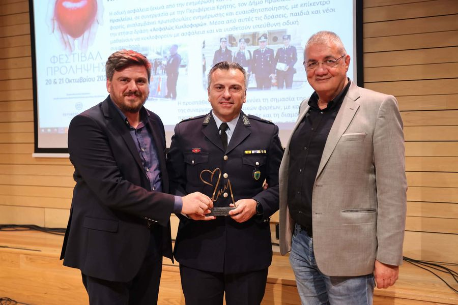 Τιμήθηκε ο διοικητής της Τροχαίας Ηρακλείου Στέλιος Καρακούδης για τη συμβολή του στην οδική ασφάλεια