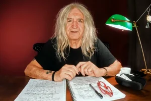 Πασίγνωστη τραγουδίστρια αφαίρεσε τα τραγούδια του Νίκου Καρβέλα από το πρόγραμμά της
