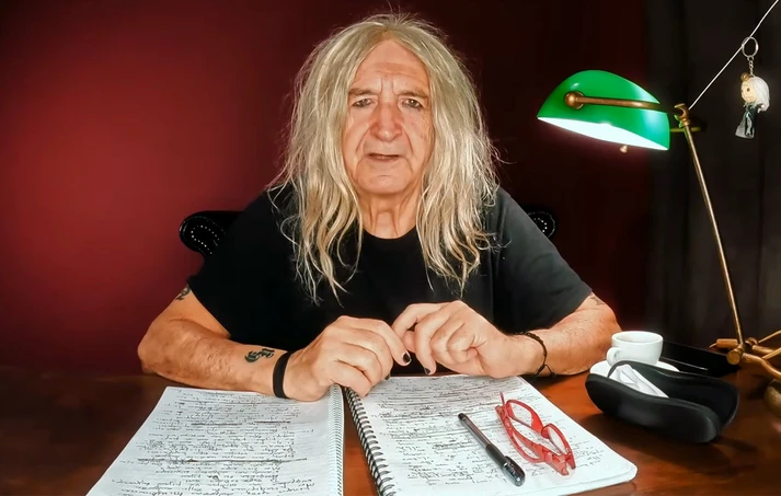 Πασίγνωστη τραγουδίστρια αφαίρεσε τα τραγούδια του Νίκου Καρβέλα από το πρόγραμμά της
