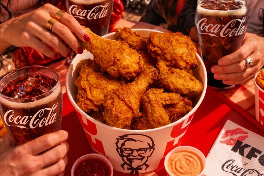 Τέλος η Pepsi για τα KFC: Θα πουλάνε πλέον μόνο Coca Cola με στόχο να κερδίσουν ξανά την αμερικανική αγορά
