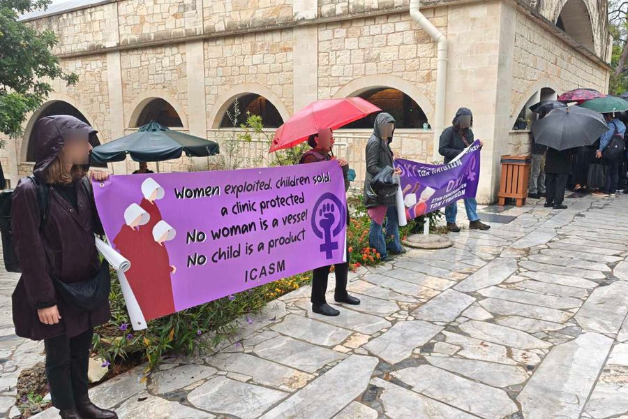 Αρχίζει στα Χανιά η πολύκροτη δίκη για τις παρένθετες μητέρες – Στραμμένα τα βλέμματα και από το εξωτερικό