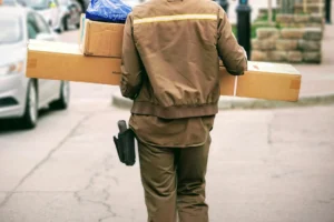 Courier: Δεν καταργούνται τα μετρητά – Τι ισχύει για αντικαταβολές έως 500 ευρώ