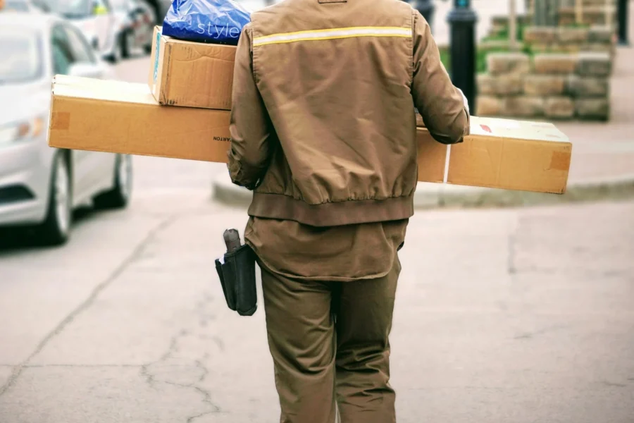 Courier: Δεν καταργούνται τα μετρητά – Τι ισχύει για αντικαταβολές έως 500 ευρώ