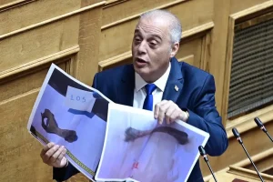 Ο Βελόπουλος «ανέβασε» νέες φωτογραφίες με ανθρώπινα οστά από τα Τέμπη και τις απέσυρε μετά την οργή συγγενών – Η κόντρα με Φλωρίδη στη Βουλή