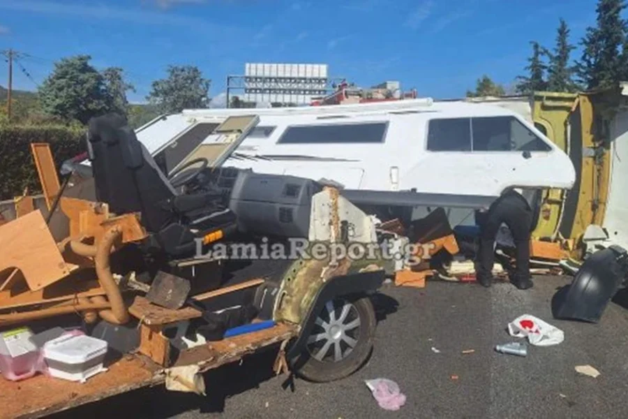 Σοκαριστικό τροχαίο στην Εθνική Οδό: Τροχόσπιτο με οικογένεια και μικρό παιδί ανατράπηκε στην Αθηνών-Λαμίας
