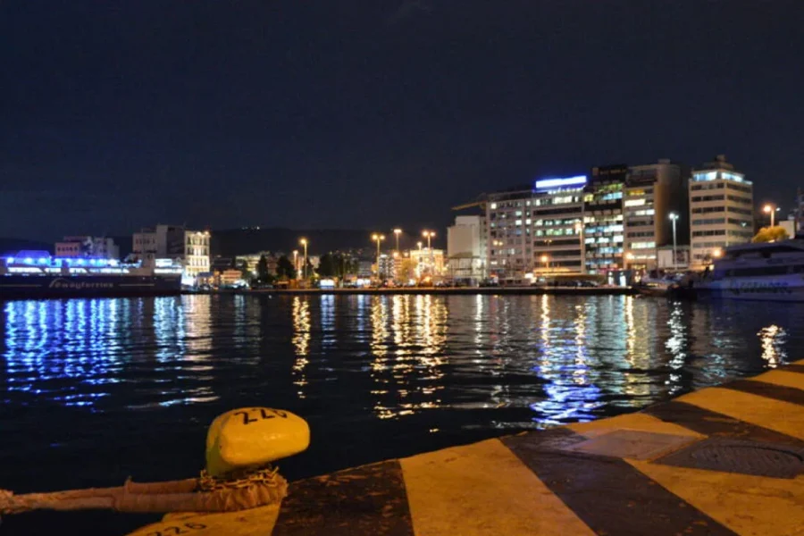 Τραγωδία στο λιμάνι του Πειραιά: Αυτοκίνητο έπεσε στη θάλασσα – Ένας νεκρός, αγωνία για δύο ηλικιωμένους