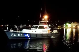 Σύγκρουση ταχύπλοου διακινητή με σκάφος του Λιμενικού στη Λέσβο: Έξι άτομα χωρίς τις αισθήσεις τους, οκτώ διασωθέντες