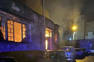 Μια φωτογραφία, δύο αστυνομικοί της Άμεσης Δράσης και μια ζωή που δεν αφέθηκε στις φλόγες