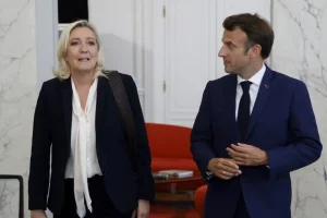 Reuters: Σε πολιτικό αδιέξοδο ο Μακρόν, «αυτοκινητόδρομος» η διαδρομή Λε Πεν προς την εξουσία