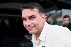«Ευχαριστώ» στον Τραμπ από τον Φλάβιο Μπολσονάρο: Αυτοανακηρύχτηκε πρόεδρος της Βραζιλίας, θα κάνει αντιπολίτευση από τις ΗΠΑ