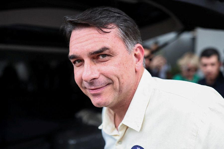«Ευχαριστώ» στον Τραμπ από τον Φλάβιο Μπολσονάρο: Αυτοανακηρύχτηκε πρόεδρος της Βραζιλίας, θα κάνει αντιπολίτευση από τις ΗΠΑ