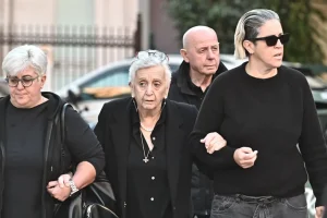 Συγκίνηση, λουλούδια και φωτογραφίες στον Ιερό Ναό Αγίας Τριάδας για το μνημόσυνο του Γιώργου Μαζωνάκη, στην εκκλησία οι γονείς και οι αδερφές του