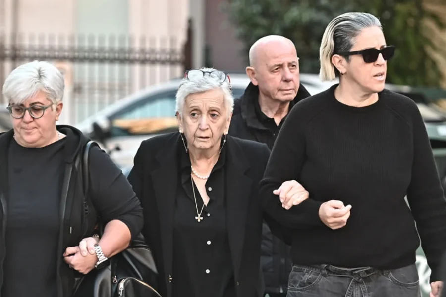 Συγκίνηση, λουλούδια και φωτογραφίες στον Ιερό Ναό Αγίας Τριάδας για το μνημόσυνο του Γιώργου Μαζωνάκη, στην εκκλησία οι γονείς και οι αδερφές του