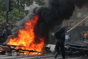 Δήμαρχος Παρισιού για τα επεισόδια: Τεράστια η έκταση των ζημιών, ολόκληροι δρόμοι καταστράφηκαν μεθοδικά