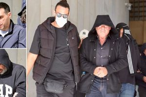 Στην Ευελπίδων με κουκούλες και σκυμμένα κεφάλια οι συλληφθέντες για το κύκλωμα της Pizza Fan, δείτε βίντεο και φωτογραφίες