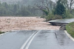 Κακοκαιρία στην Εύβοια: Κόπηκε στα δύο ο δρόμος από Προκόπι προς Μαντούδι, 112 για εκκένωση των Ψαχνών λόγω υπερχείλισης ποταμού