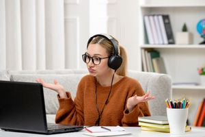 Ιδιαίτερα μαθήματα online ή δια ζώσης; Πλεονεκτήματα, μειονεκτήματα και τι να επιλέξεις