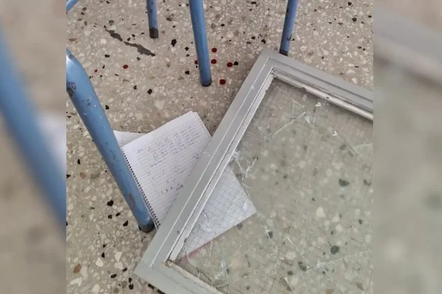 Παράθυρο αποκολλήθηκε και καρφώθηκε στο κεφάλι μαθητή – Ούρλιαζαν έντρομα τα παιδιά βλέποντας τον συμμαθητή τους μες στα αίματα