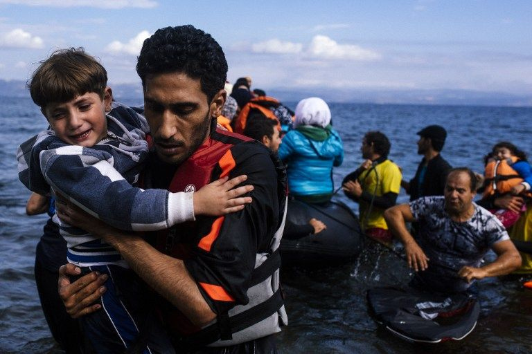 «Είδα τις κόρες μου στα μάτια των παιδιών μεταναστών» – Η συγκλονιστική ανάρτηση αστυνομικού στην Ιεράπετρα