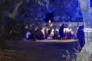 Ιεράπετρα: Λέμβος με 40 μετανάστες έφτασε έξω από ξενοδοχείο στον Άγιο Ανδρέα