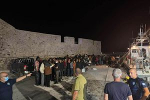 Ασφυκτική η κατάσταση στην Ιεράπετρα: Περίπου 1.000 μετανάστες έφτασαν τις τελευταίες ημέρες στην Κρήτη (pics&vid)