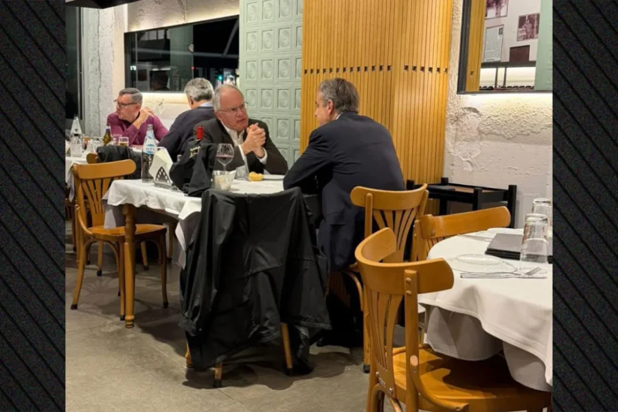 Μητσοτάκης και Τασούλας πήγαν για σουτζουκάκια και γύρο μετά την τελετή φωτισμού του Λευκού Πύργου