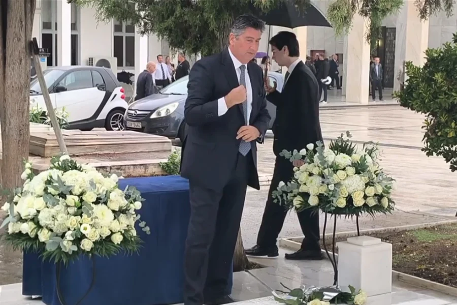 Πέντε χρόνια από τον θάνατο της Φώφης Γεννηματά: Λουλούδια της άφησαν ο σύζυγος και ο γιος της