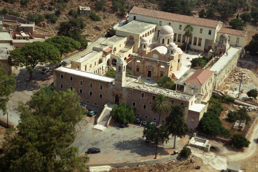 Στο επίκεντρο και πάλι η Ιερά Μονή Αγίας Τριάδας στο Ακρωτήρι