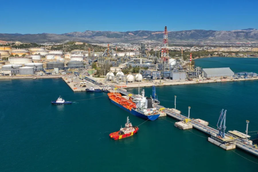 Έκρηξη στις εγκαταστάσεις της Motor Oil στους Αγίους Θεοδώρους – Δύο τραυματίες
