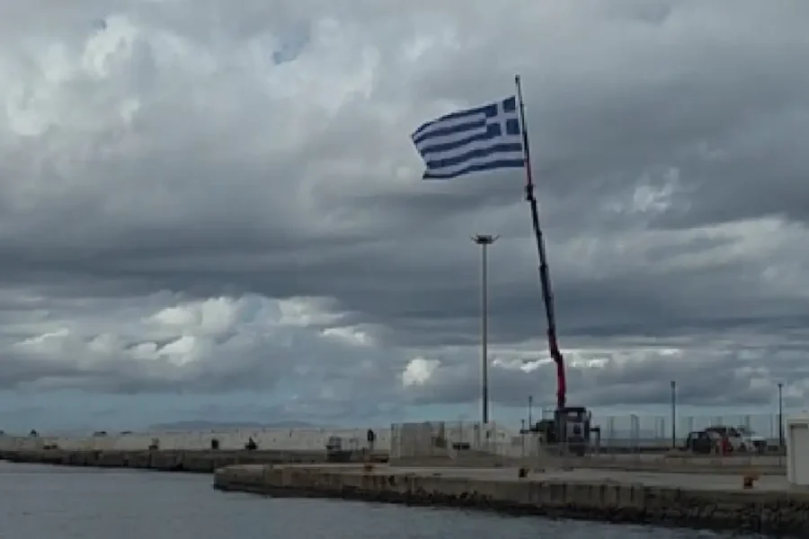 Η τεράστια ελληνική σημαία που υψώθηκε στο λιμάνι της Μυκόνου για την 28η Οκτωβρίου