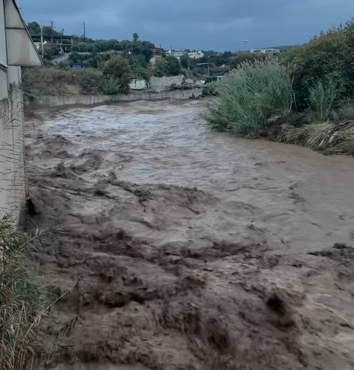 Στο έλεος της κακοκαιρίας ο Μυλοπόταμος – Σοβαρές ζημιές στο οδικό δίκτυο, προβλήματα στην ηλεκτροδότηση