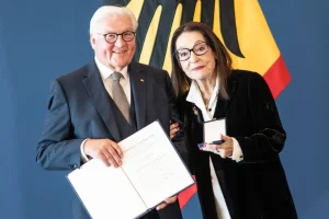 Η Γερμανία τίμησε τη Νάνα Μούσχουρη για την προσφορά της στην ειρήνη και τον πολιτισμό
