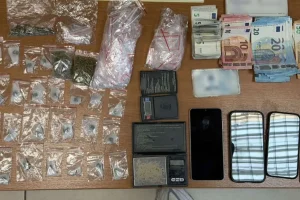 Συνελήφθησαν δύο νεαροί για διακίνηση ναρκωτικών στην Αγία Παρασκευή