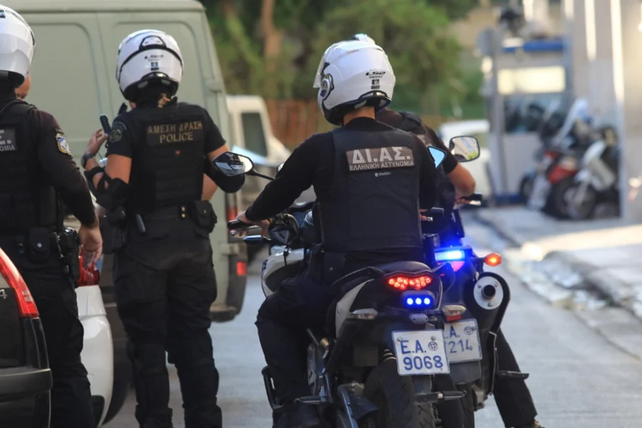 Επεισοδιακή σύλληψη απατεώνων στη Λάρισα, προσπάθησαν να εμβολίσουν μηχανή αστυνομικών
