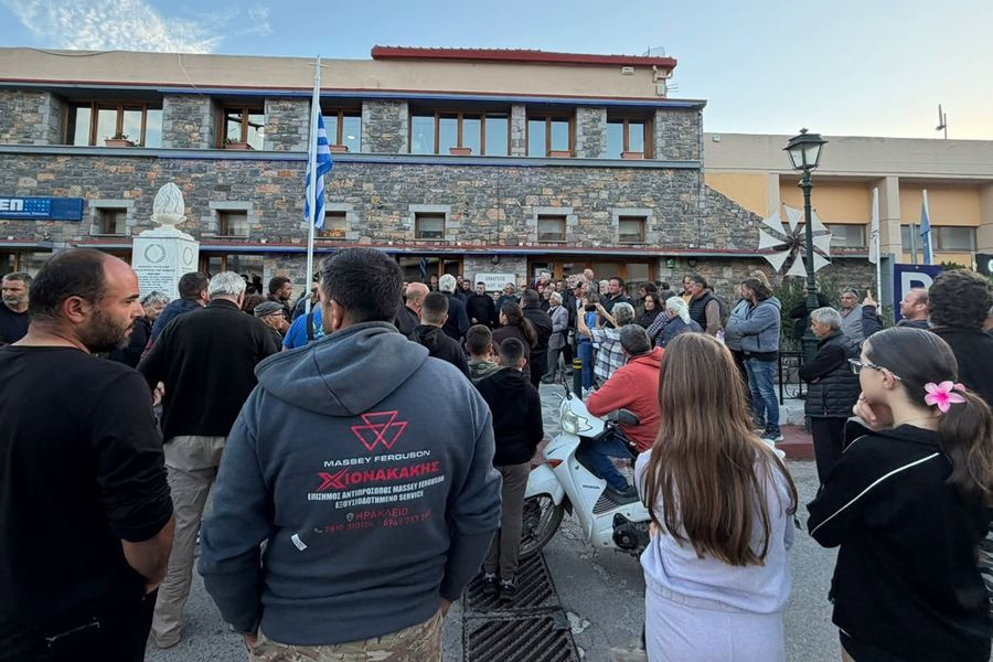 Καθιστική διαμαρτυρία στο Οροπέδιο Λασιθίου από παραγωγούς που είδαν τις καλλιέργειές τους να καταστρέφονται