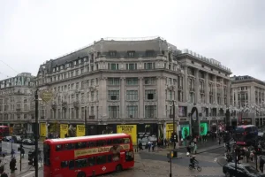 Τέλος εποχής για τη διάσημη Oxford Street του Λονδίνου: Έγινε πεζόδρομος – Για «ιστορική στιγμή» έκανε λόγο ο δήμαρχος