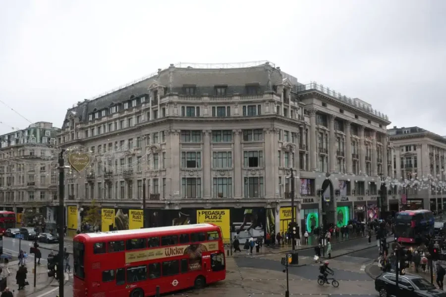 Τέλος εποχής για τη διάσημη Oxford Street του Λονδίνου: Έγινε πεζόδρομος – Για «ιστορική στιγμή» έκανε λόγο ο δήμαρχος